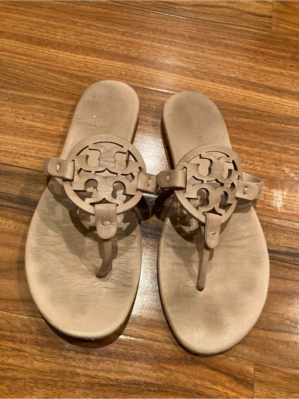Tory Burch Beige Leather Thong Flat Sandals Logo Medallion Womens US 9